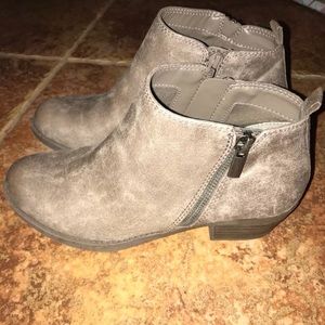 Low cut tan ankle boots!